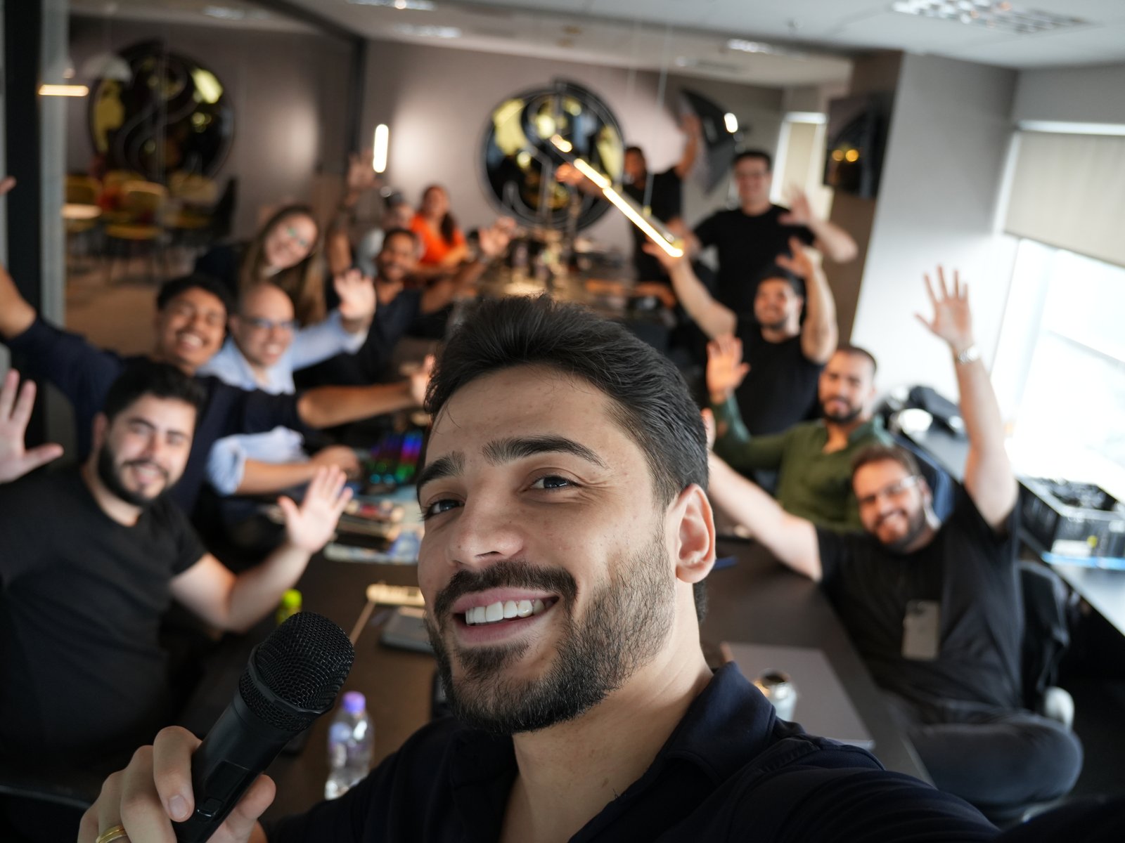 Pessoas estudando e trabalhando com notebooks em ambiente aberto
